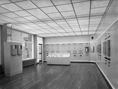 87090 Interieur van de Rioolwaterzuiveringsinrichting (Jagerskade) te Utrecht: centrale commandokamer.N.B. De naam en ...